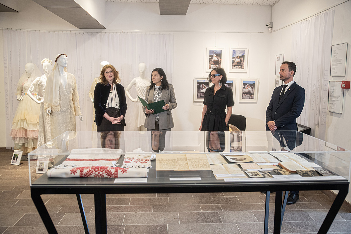 Megnyitották a Székely menyasszony kiállítást Csíkszeredában